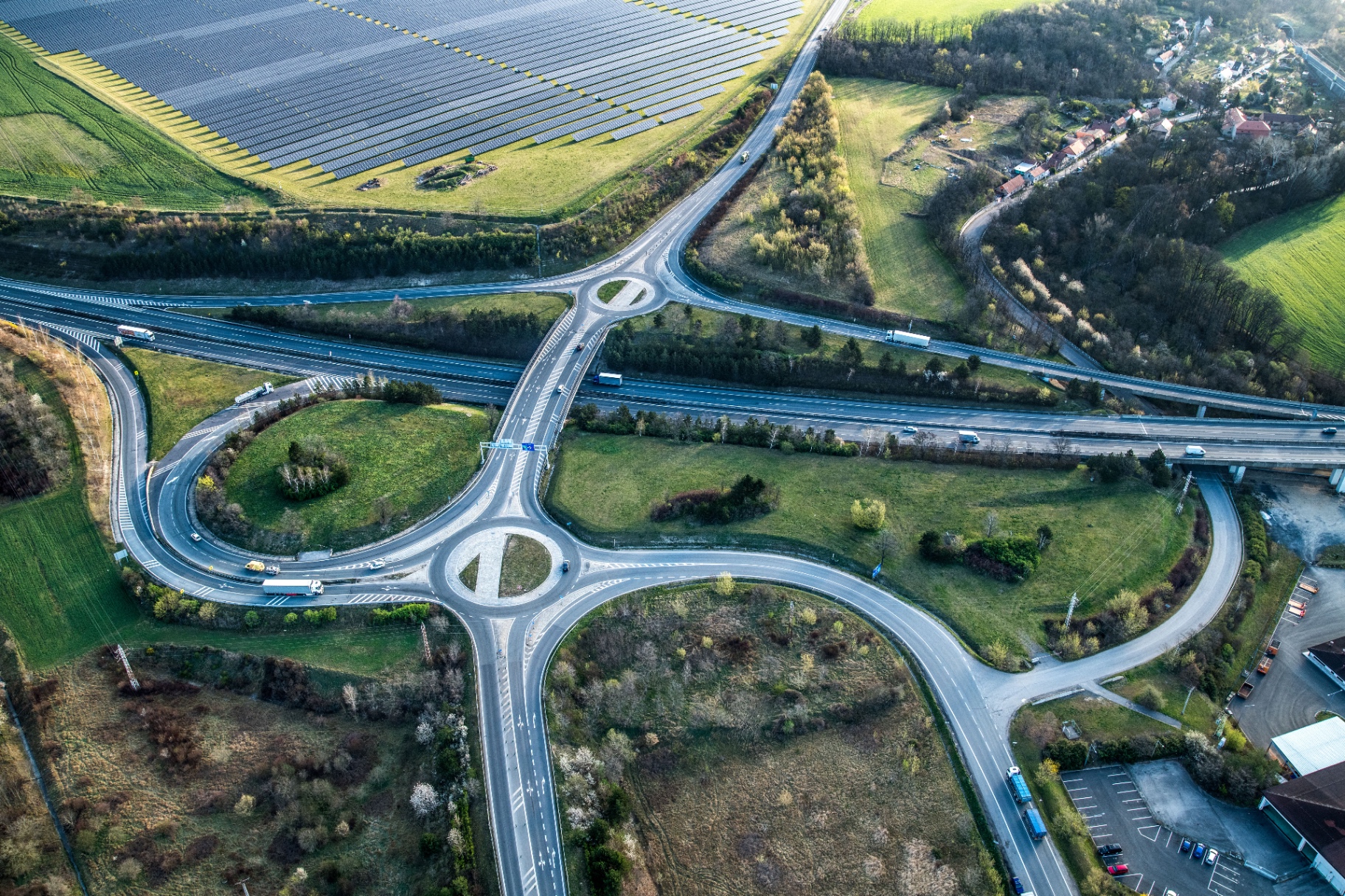 Letecký pohled na dopravní infrastrukturu a krajinu Podřipska
